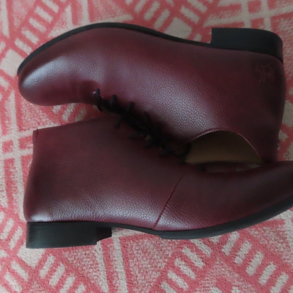 john fluevog vegan vogs RADIO CJRT LACE-UP ANKLE BOOT Red Vegan 9.5 - Picture 5 of 11